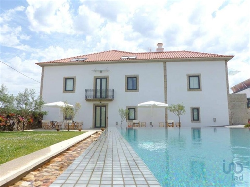 Home / Villa with 10 Rooms in Guarda with 700,00 m²