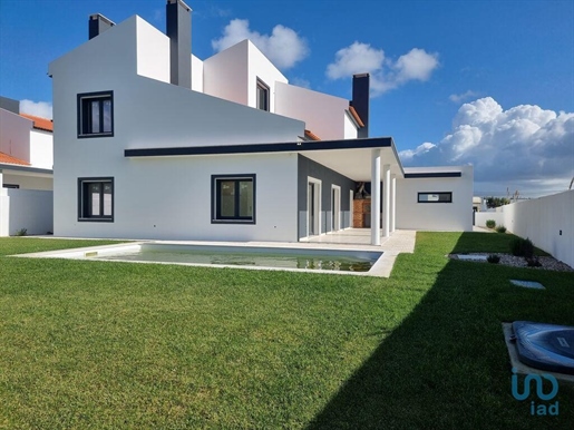 Home / Villa with 4 Rooms in Lisboa with 260,00 m²