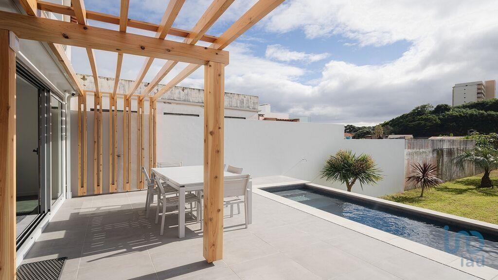 Home / Villa with 3 Rooms in Rosto do Cão (São Roque) with 130,00 m²