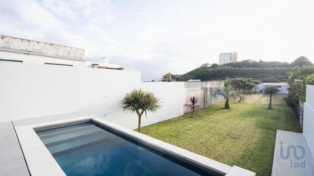 Home / Villa with 3 Rooms in Rosto do Cão (São Roque) with 130,00 m²