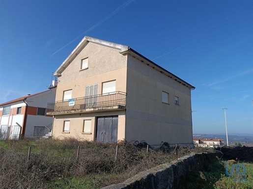 House with 5 Rooms in Bragança with 143,00 m²