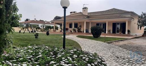 Home / Villa with 4 Rooms in Setúbal with 200,00 m²