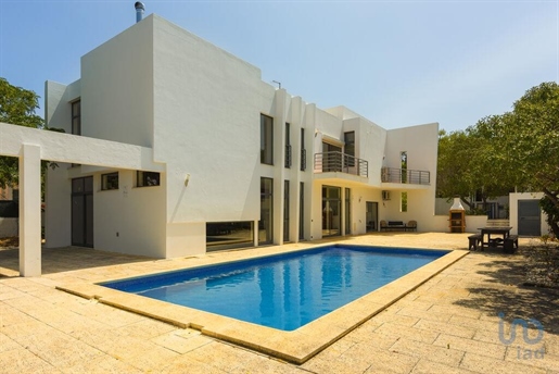 House with 3 Rooms in Faro with 252,00 m²