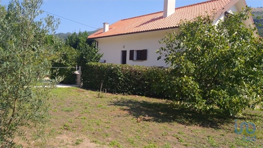 Home / Villa with 4 Rooms in Leiria with 272,00 m²