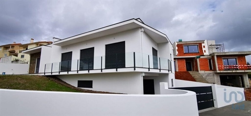 Home / Villa with 4 Rooms in Leiria with 151,00 m²