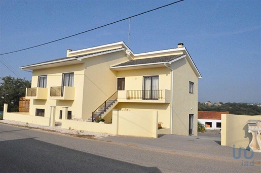 Home / Villa with 4 Rooms in Leiria with 785,00 m²