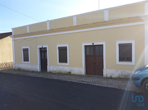 Home / Villa with 4 Rooms in Leiria with 510,00 m²