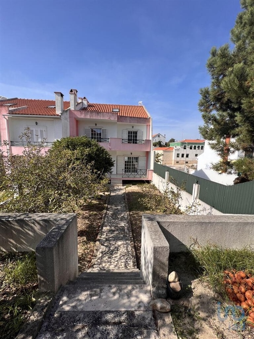 House with 4 Rooms in Setúbal with 225,00 m²