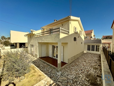 Home / Villa with 4 Rooms in Setúbal with 165,00 m²