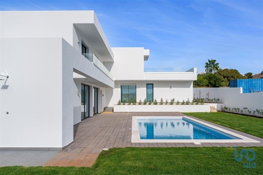 Home / Villa with 4 Rooms in Faro with 208,00 m²