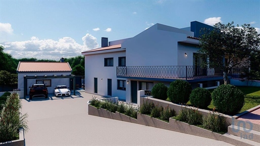 Home / Villa with 5 Rooms in Leiria with 330,00 m²