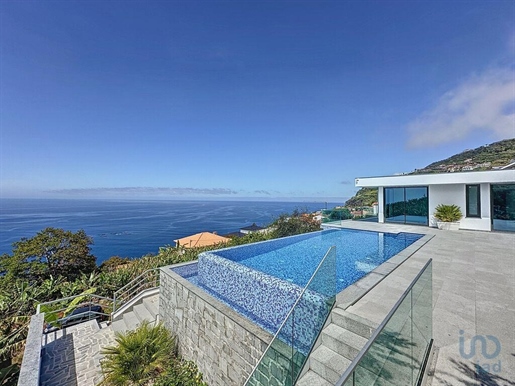 Home / Villa with 3 Rooms in Madeira with 200,00 m²