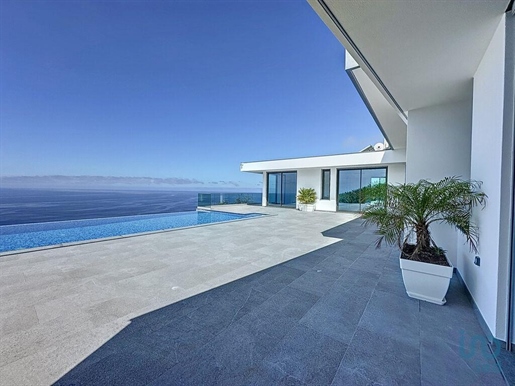 Home / Villa with 3 Rooms in Madeira with 200,00 m²