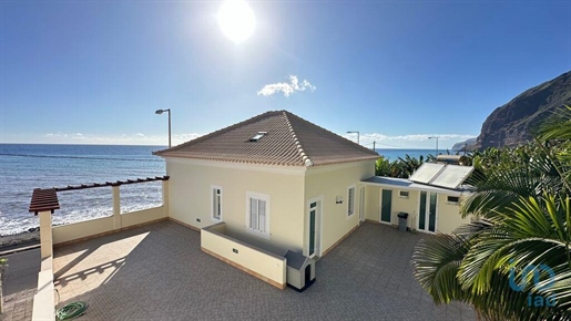 Home / Villa with 3 Rooms in Madeira with 141,00 m²