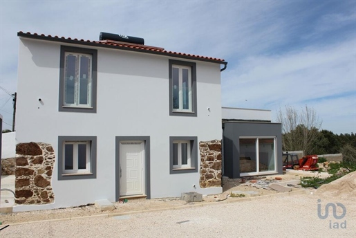 Home / Villa with 3 Rooms in Leiria with 160,00 m²