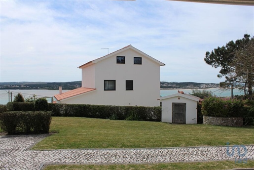 House with 4 Rooms in Leiria with 302,00 m²