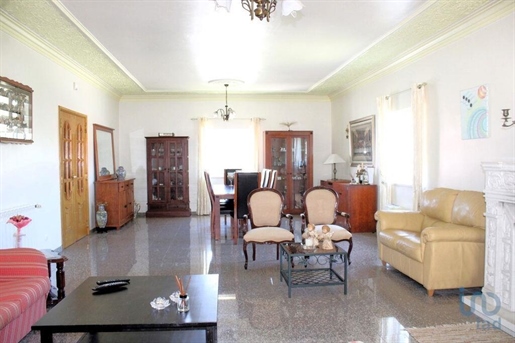 Home / Villa with 5 Rooms in Lisboa with 294,00 m²
