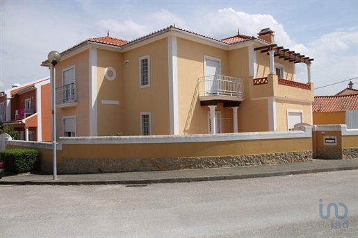Home / Villa with 4 Rooms in Lisboa with 236,00 m²