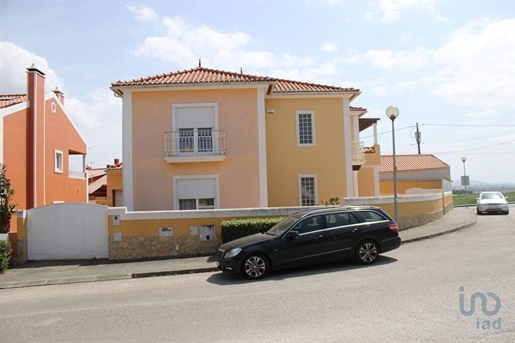 Home / Villa with 4 Rooms in Lisboa with 236,00 m²