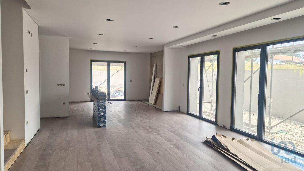 Home / Villa with 3 Rooms in Porto de Mós - São João Baptista e São Pedro with 200,00 m²