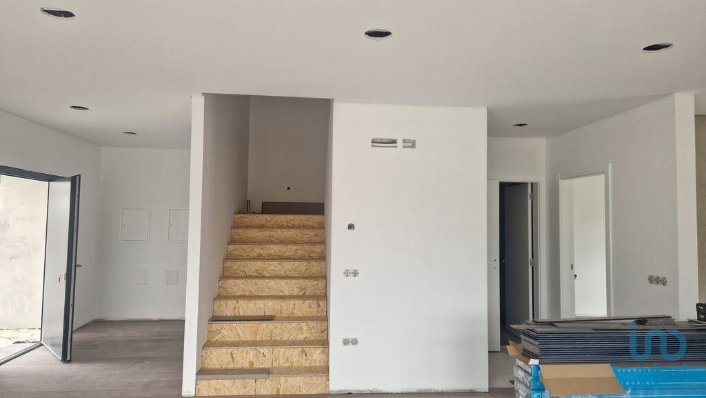 Home / Villa with 3 Rooms in Porto de Mós - São João Baptista e São Pedro with 200,00 m²