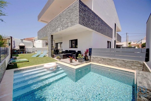 Home / Villa with 4 Rooms in Setúbal with 327,00 m²