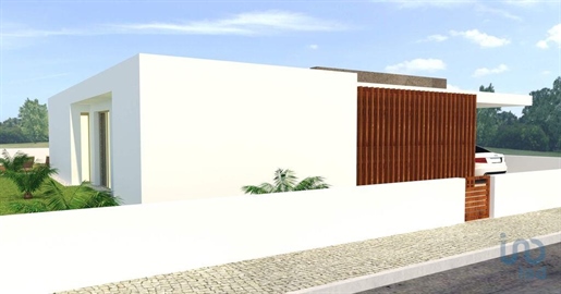 House with 3 Rooms in Leiria with 200,00 m²