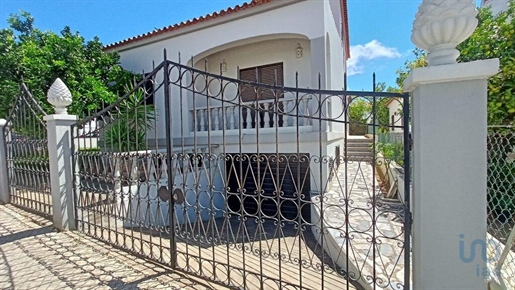 Home / Villa with 4 Rooms in Faro with 390,00 m²