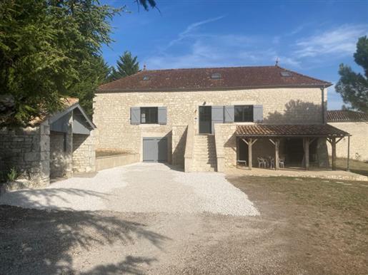 Hübsches Einfamilienhaus aus Stein mit Swimmingpool auf einem Grundstück von ca. 6300M².