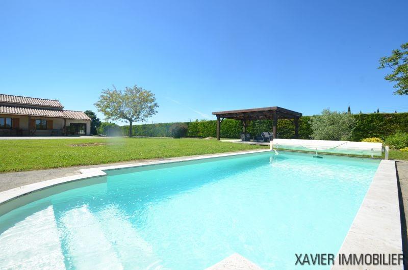 Maison contemporaine avec piscine, double garage, située en campagne sur un terrain de 2500m².