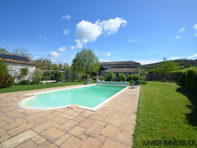 Property made up of two homes with a swimming pool, located in the countryside .