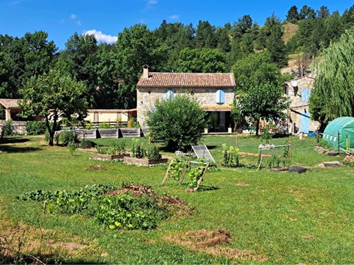 Drôme Provençale entre Dieulefit et Saou, proche d'un hameau, à 5mn d'un bourg, propriété 225 m2 hab