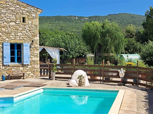 Drôme Provençale entre Dieulefit et Saou, proche d'un hameau, à 5mn d'un bourg, propriété 225 m2 hab