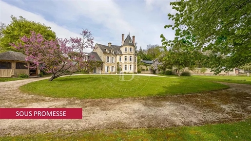 Close to Caen, 17th century manor house with outbuildings (horse box, saddlery, etc.), landscaped ga