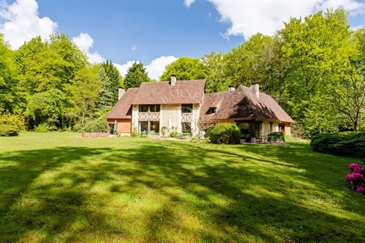 Close to Pont l'Evêque, 360m² (3,875 sq ft) house with character set on 1.5ha (3.7 acres) plot and o