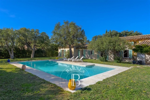 For sale - Le Lavandou - Saint-Clair - House 2,152 sq ft - Swimming pool