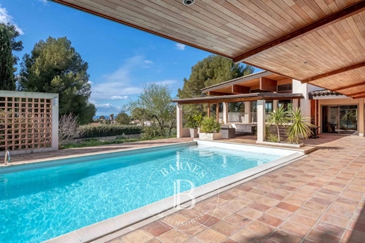 For sale - Sanary - country setting - architect-designed villa - swimming pool