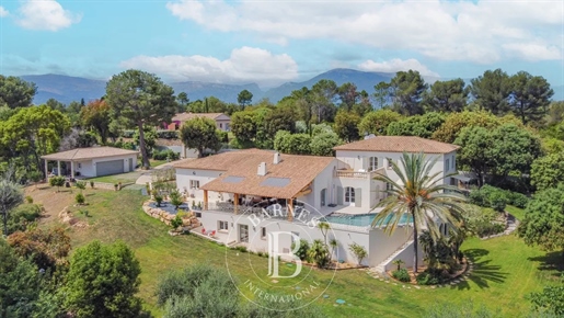 2 min Valbonne - Sought after domain - Property of 550 sqm - 9 bedrooms - Sea view