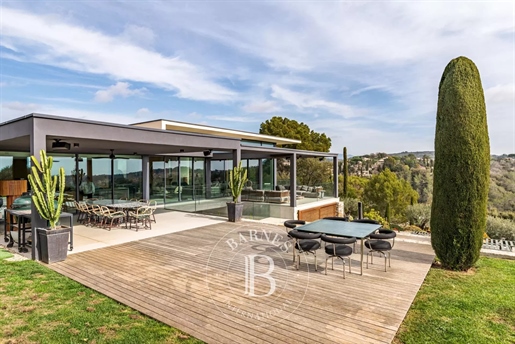 Between Cannes and Nice - Gated domain - Contemporary property - Sea view