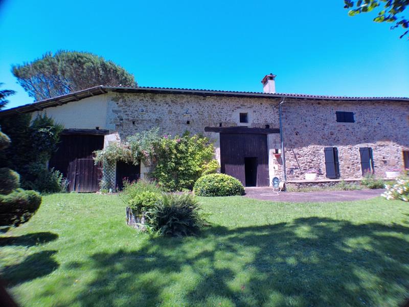 Farmhouse of 196M2, two attached barns, a workshop, a riverside plot of land 2765M2 