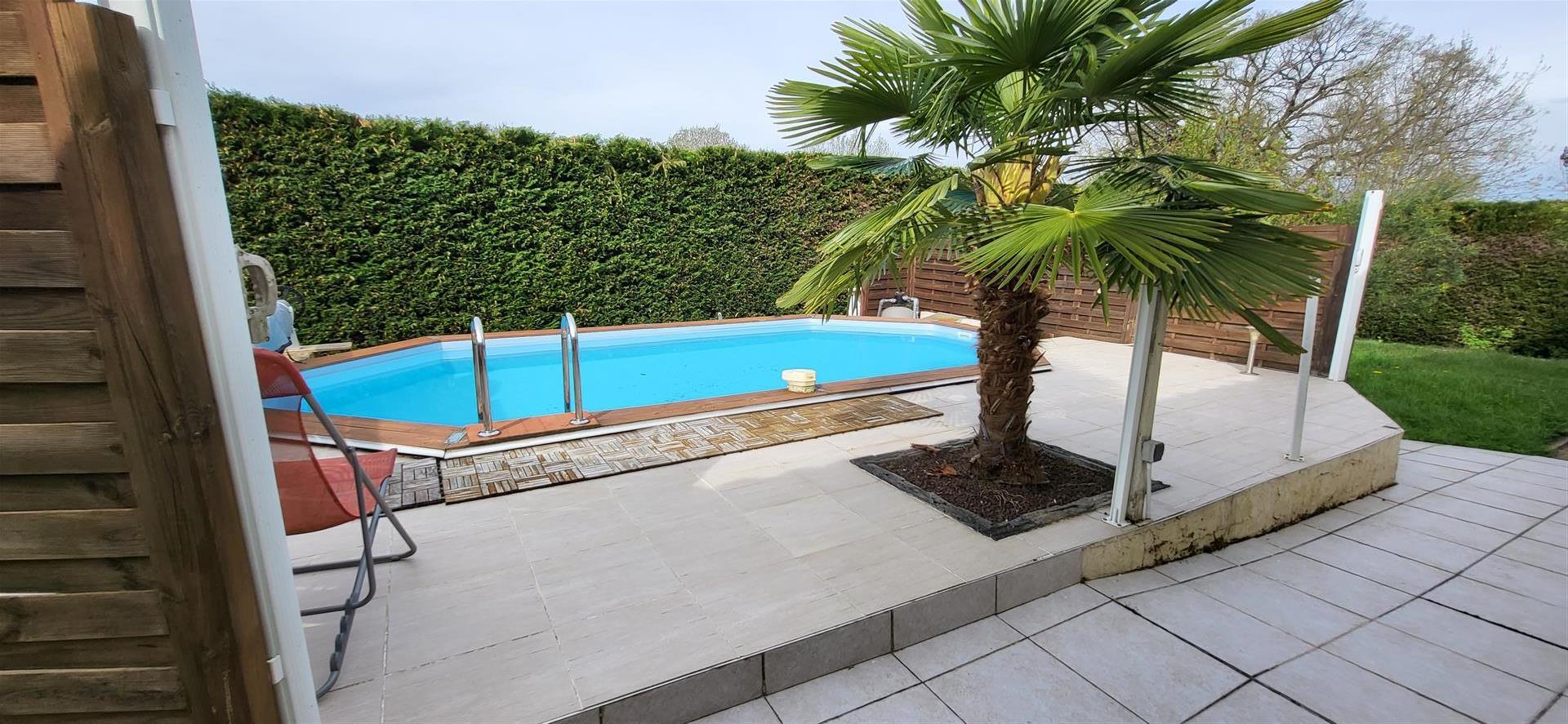 Gelijkvloers huis met tuin 800 m2 en zwembad 