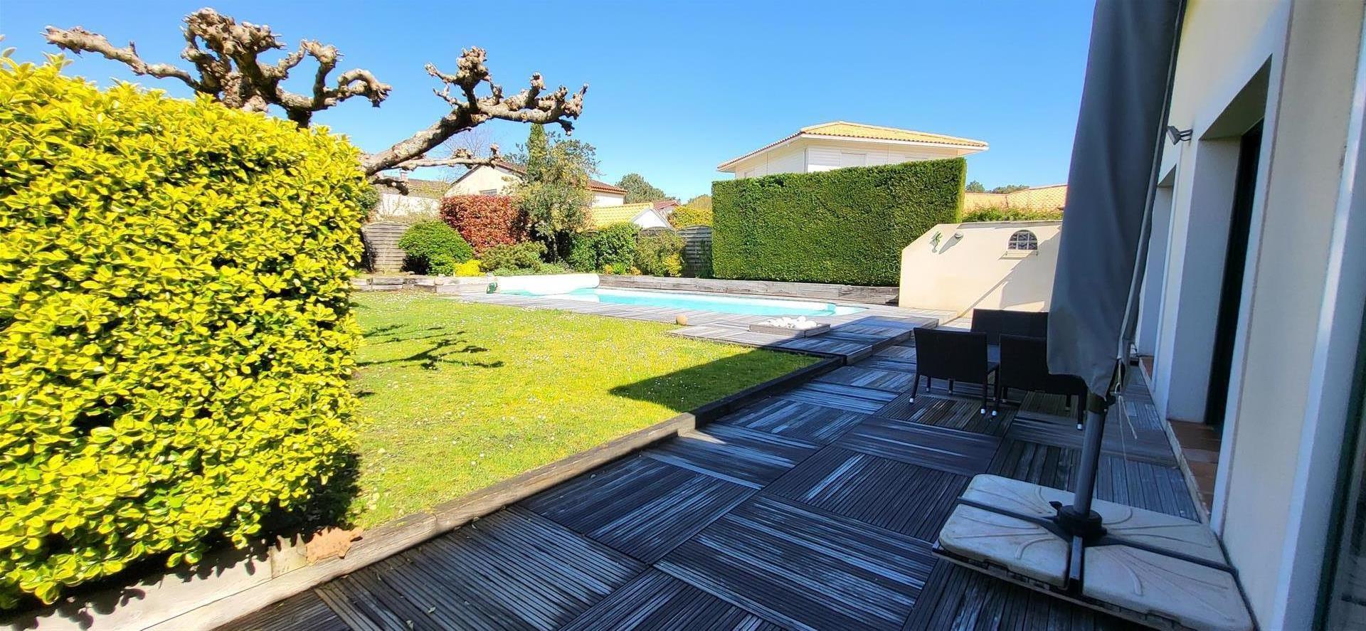 Pretty single-storey house with a swimming pool and a pleasure garden of 689 M2 