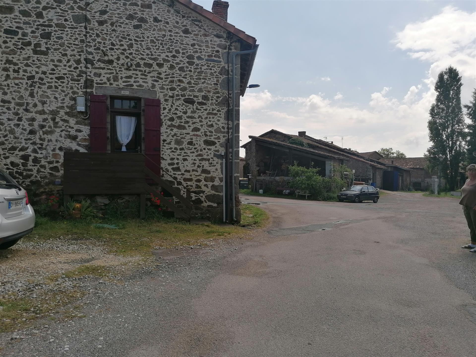 Maison en pierres avec piscine hors sol et jardin en campagne