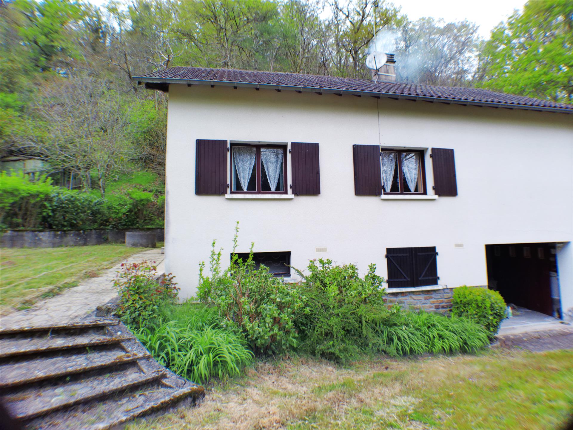 House of 110M2 by the river with a plot of 10,177 M2   