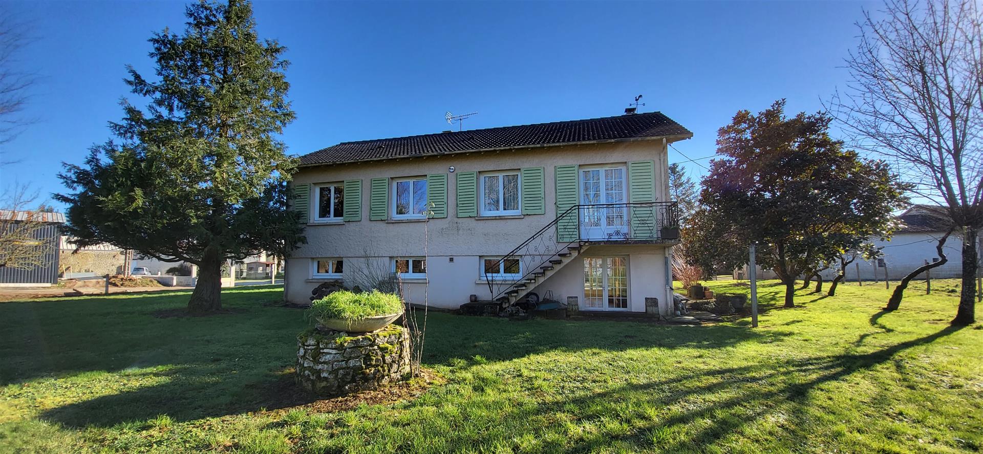 Maison sur sous-sol avec grand jardin arboré