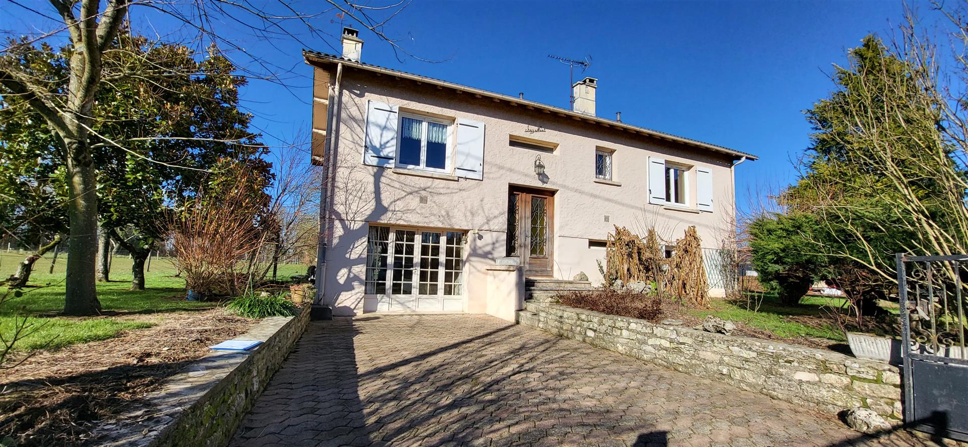 Maison sur sous-sol avec grand jardin arboré
