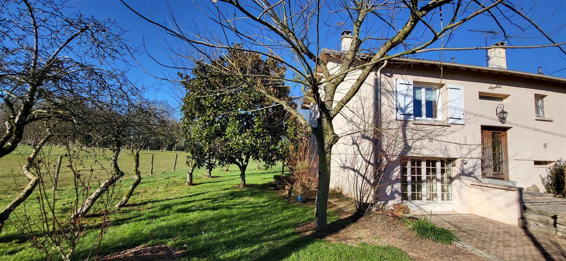 Maison sur sous-sol avec grand jardin arboré