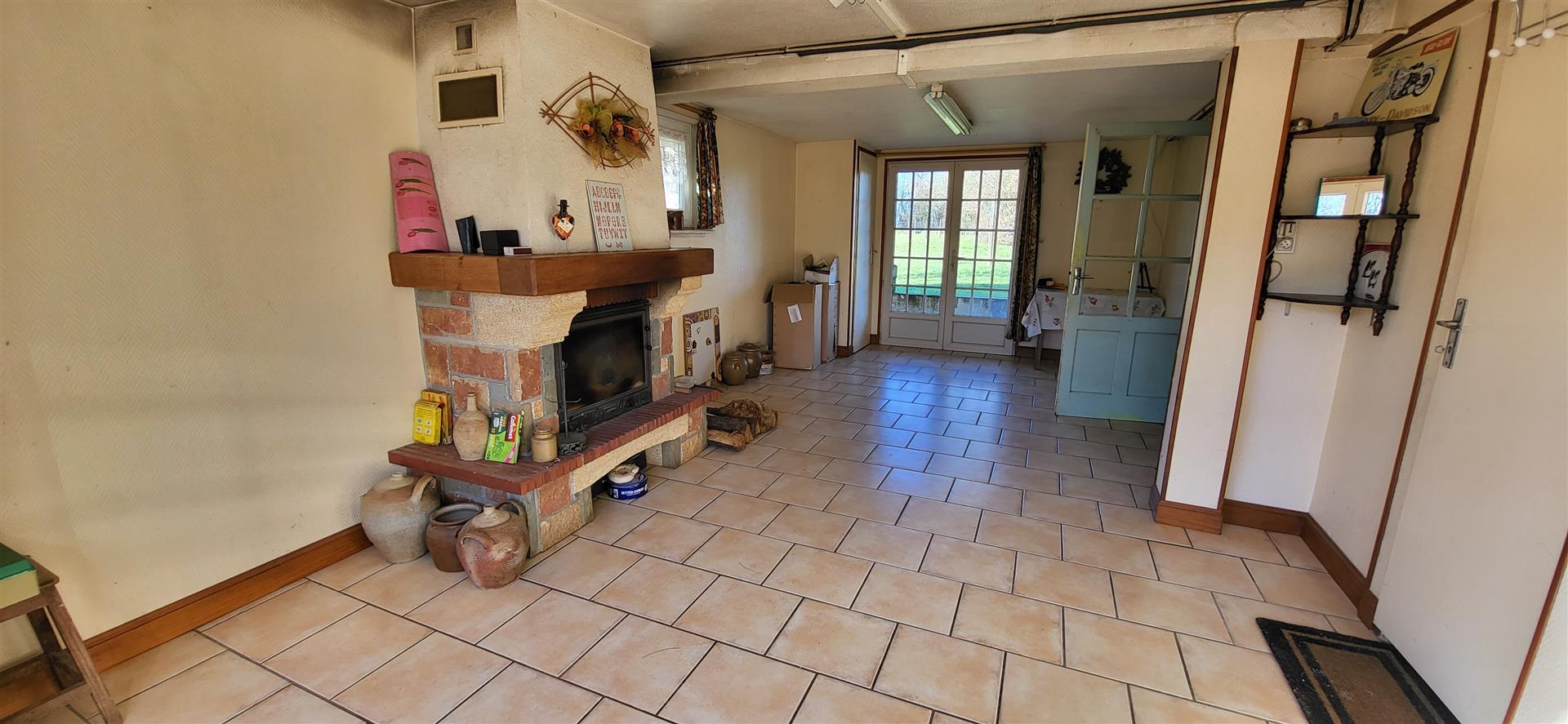 Maison sur sous-sol avec grand jardin arboré