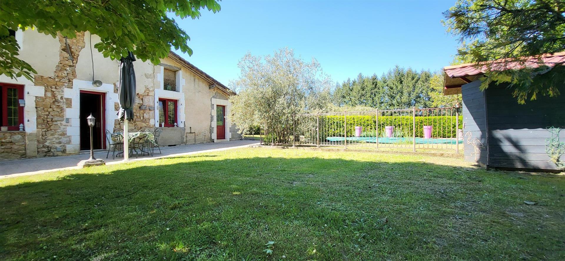 Old renovated stone house, adjoining barn, swimming pool, well, land 1170 M2