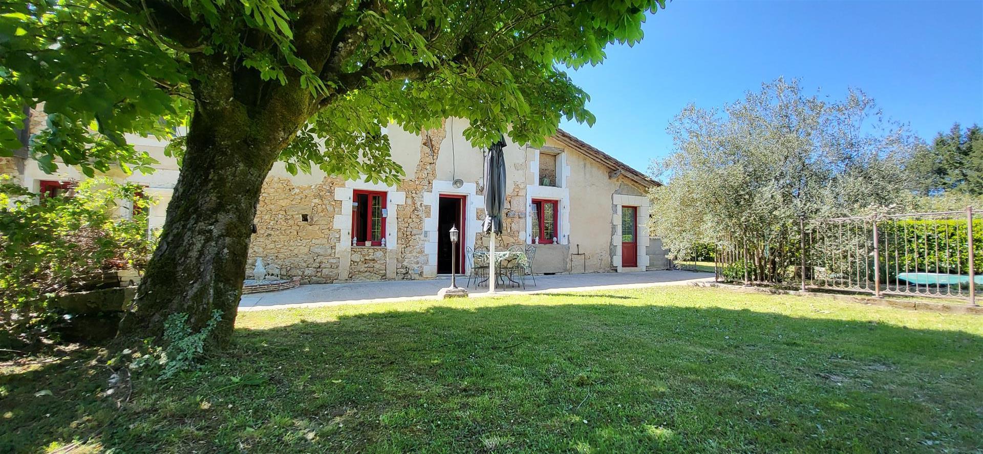 Old renovated stone house, adjoining barn, swimming pool, well, land 1170 M2